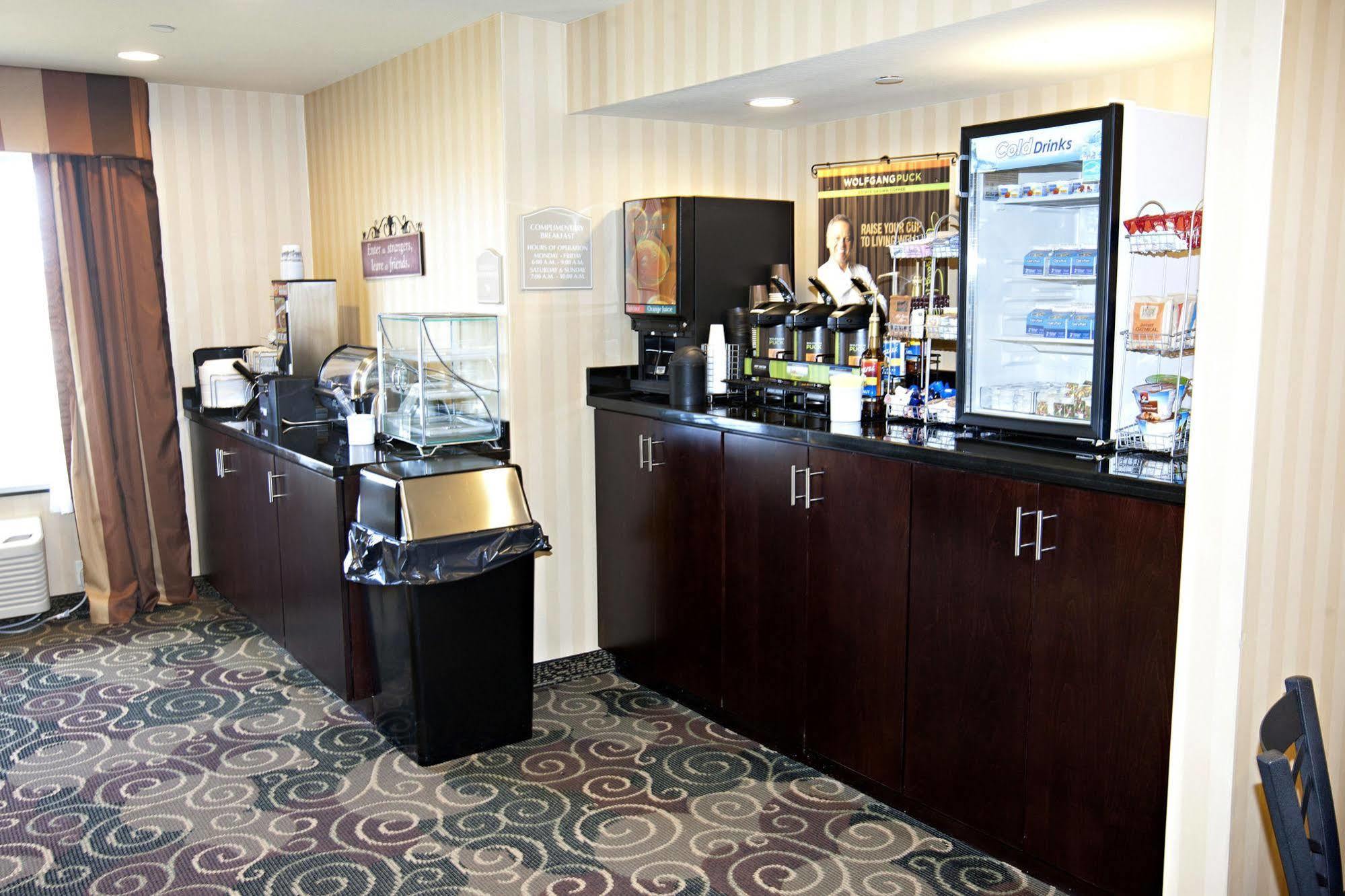 Cobblestone Inn & Suites - Langdon エクステリア 写真